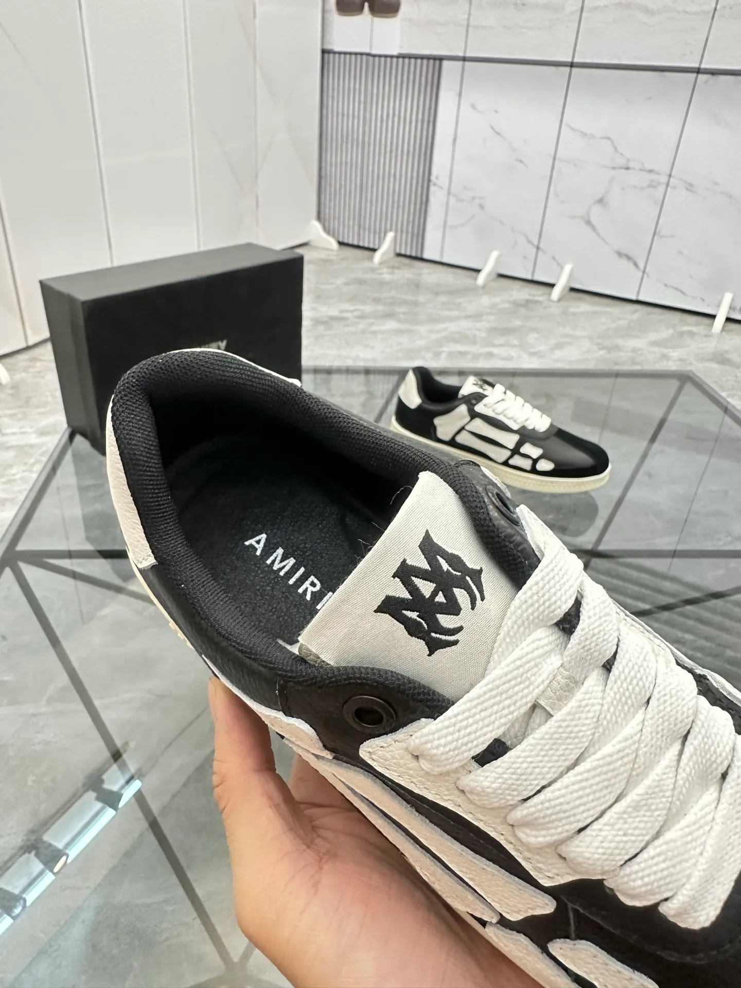 Men's shoes: 💰P420¥ Product trademark: AMIRI* "Amir*" low-top casual shoes Regular size: 38-45 (can be customized to 46) Product material: imported nubuck leather upper, breathable lining, original outsole. Number: 001